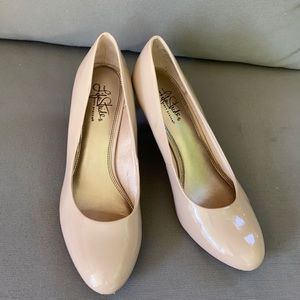 Nude pumps